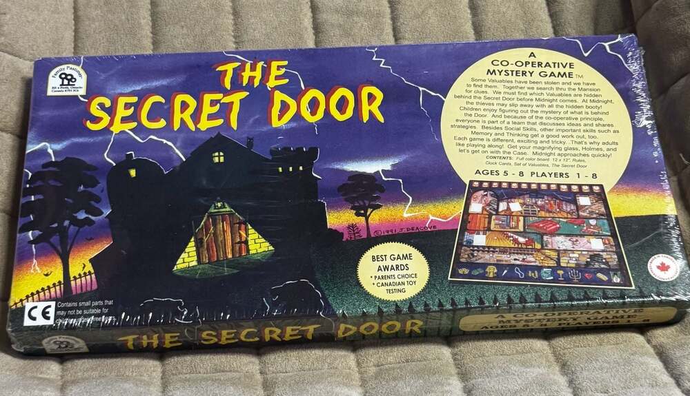 Family Pastimes The Secret Door Co-Operative Mystery Board Game 1991